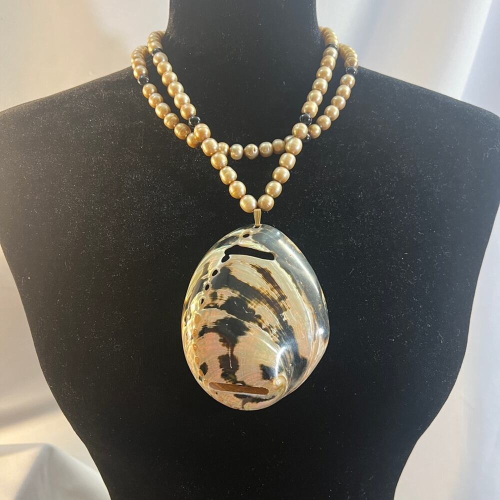 MALANI JEWELERS VTG Fresh Pearls & Shell necklace Original Box for Gift Giving